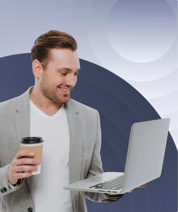 Personne consultant le site de Neuzian pour contacter une agence web sur mesure.