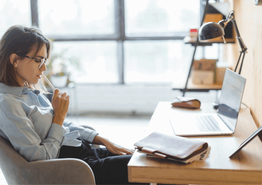 Personne devant un écran prenant le contrôle de sa visibilité en ligne avec Horizon