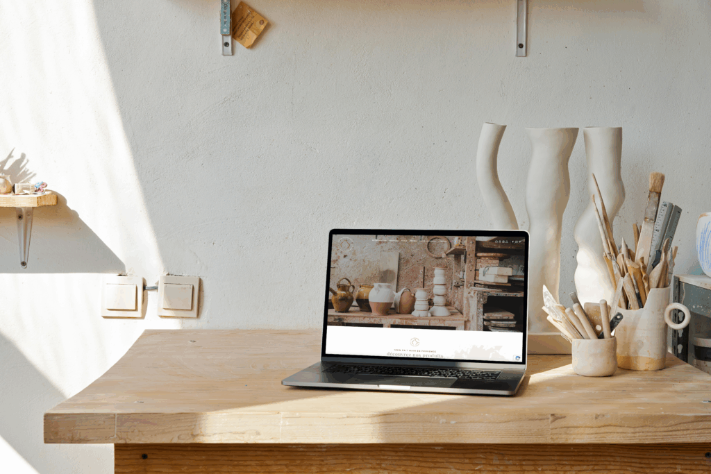 Site web sur mesure présenté sur un ordinateur dans un atelier de poterie